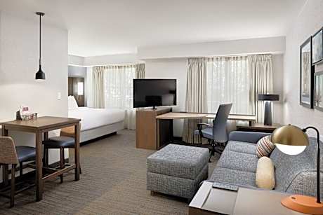 One Bedroom King Couryard, 1 Bedroom 2 room Suite, 1 King, Sofa bed, Courtyard view