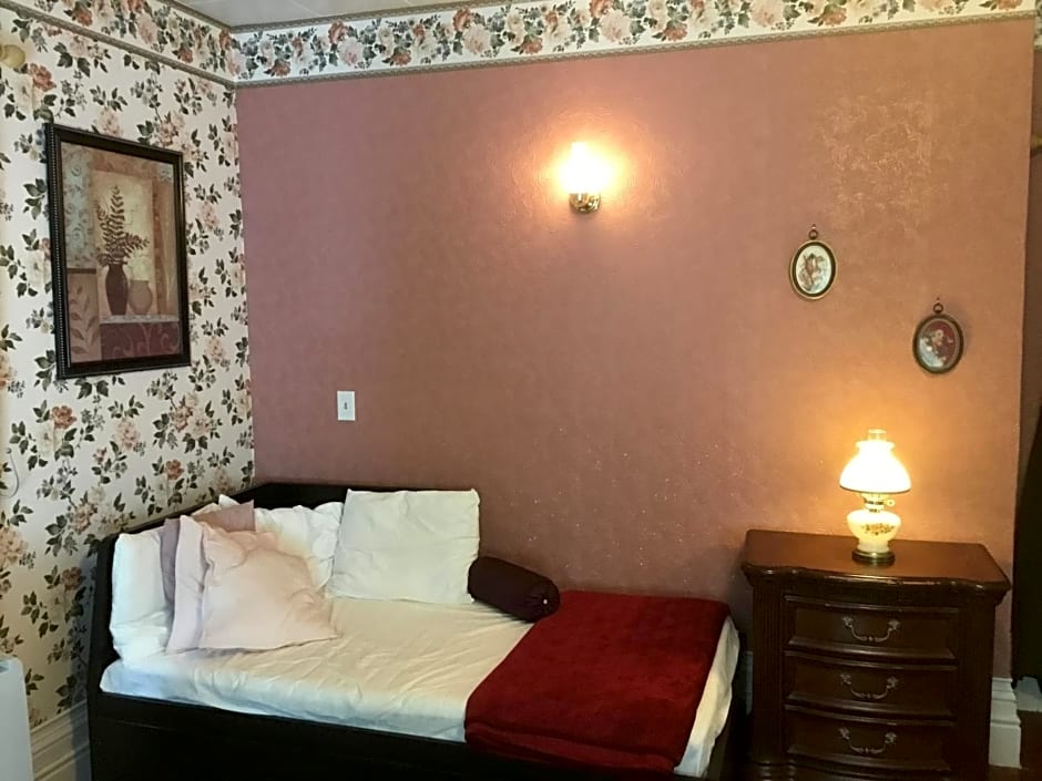 Marmora and Lake Inn and Victorian Diner