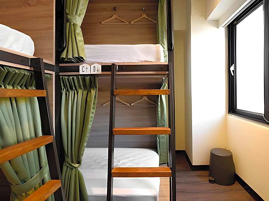 Stray Birds Taichung Hostel