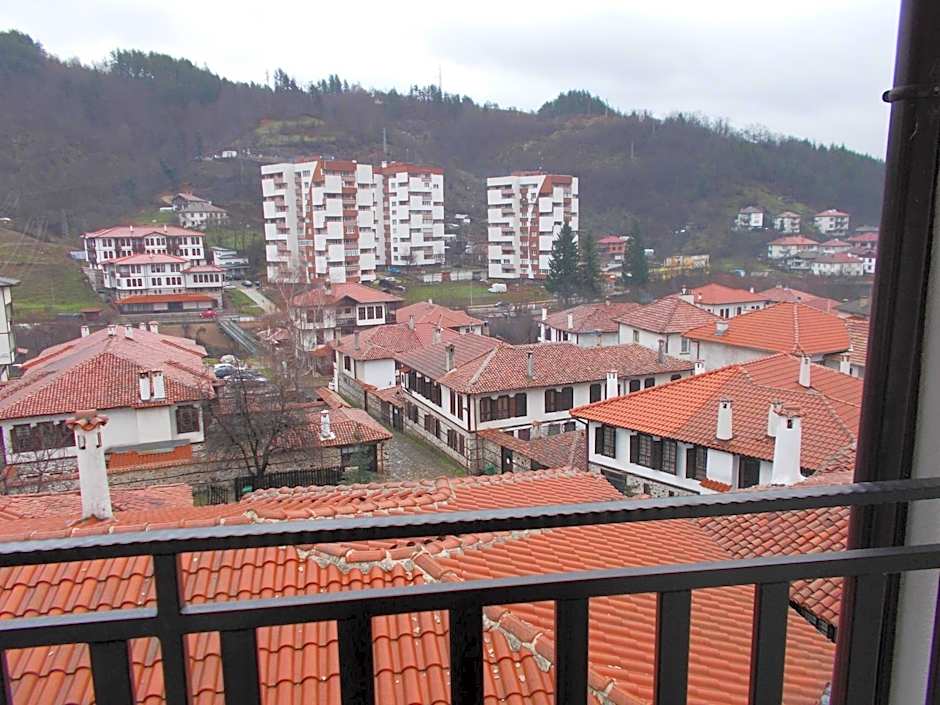 Апартхотел "Старият Град" в етнографски комплекс