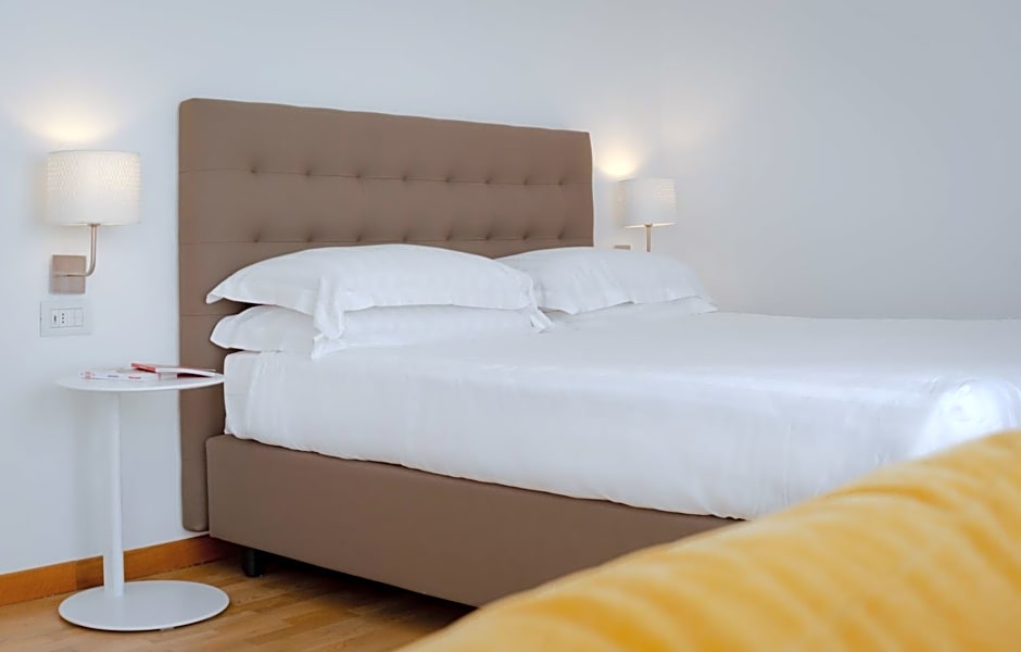 Mistral2 Hotel
