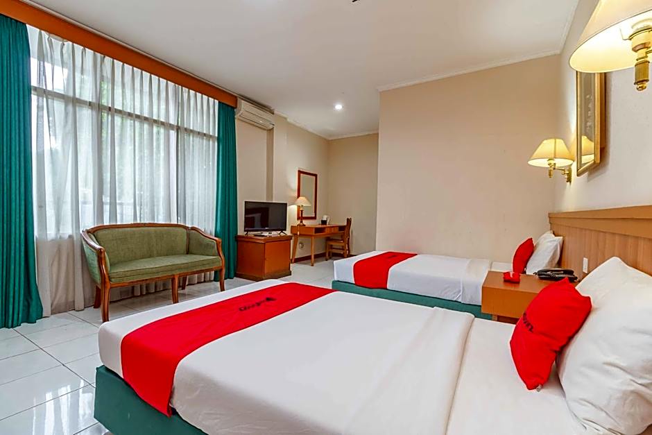 RedDoorz Plus near Kemang Raya