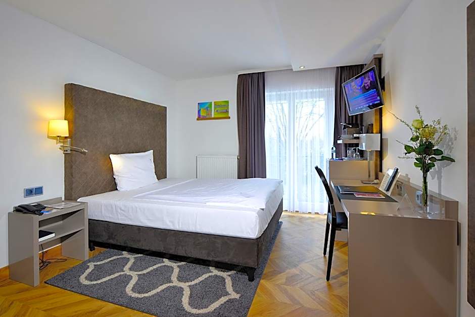 Business 1 Queen Bed — 4 fotoğraftan 1. fotoğraf