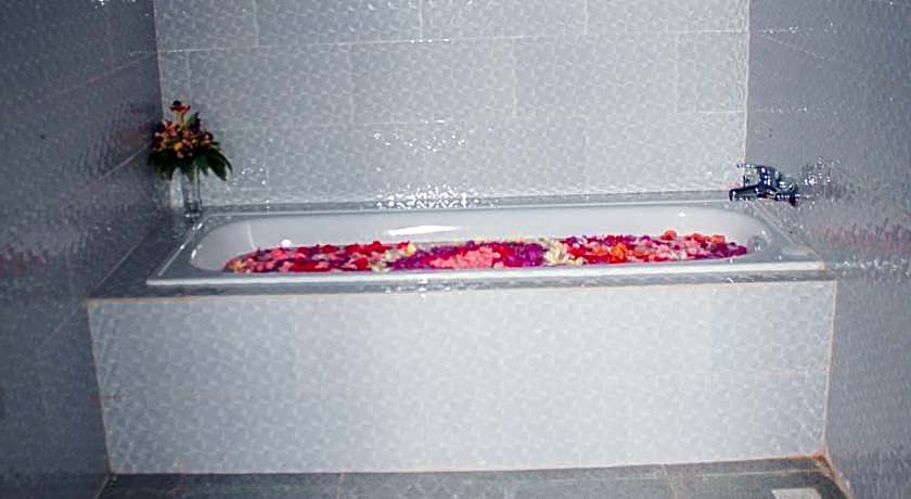 Kurnia Guest House & Spa 