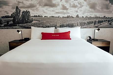 Vinland Hotel and Lounge