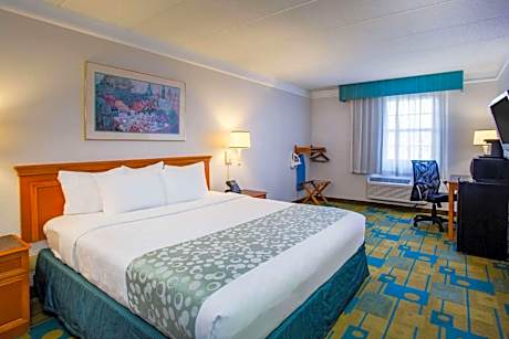 King Room with Bath Tub - Mobility Accessible/Non-Smoking