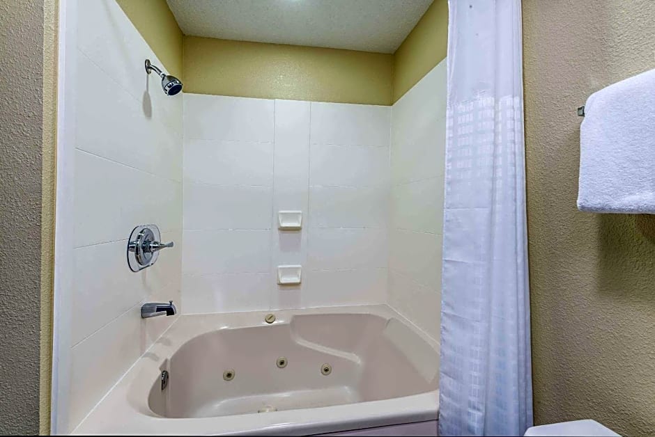 Super 8 by Wyndham Copley Akron