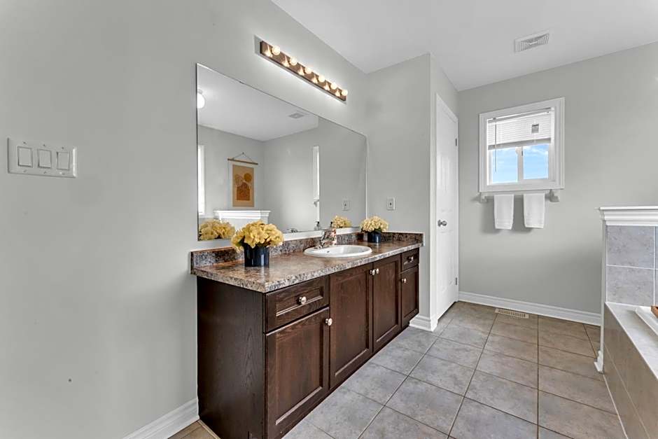 Oshawa Family Haven - Luxury 7BR Villa with Cozy Fireplaces & Hot Tub