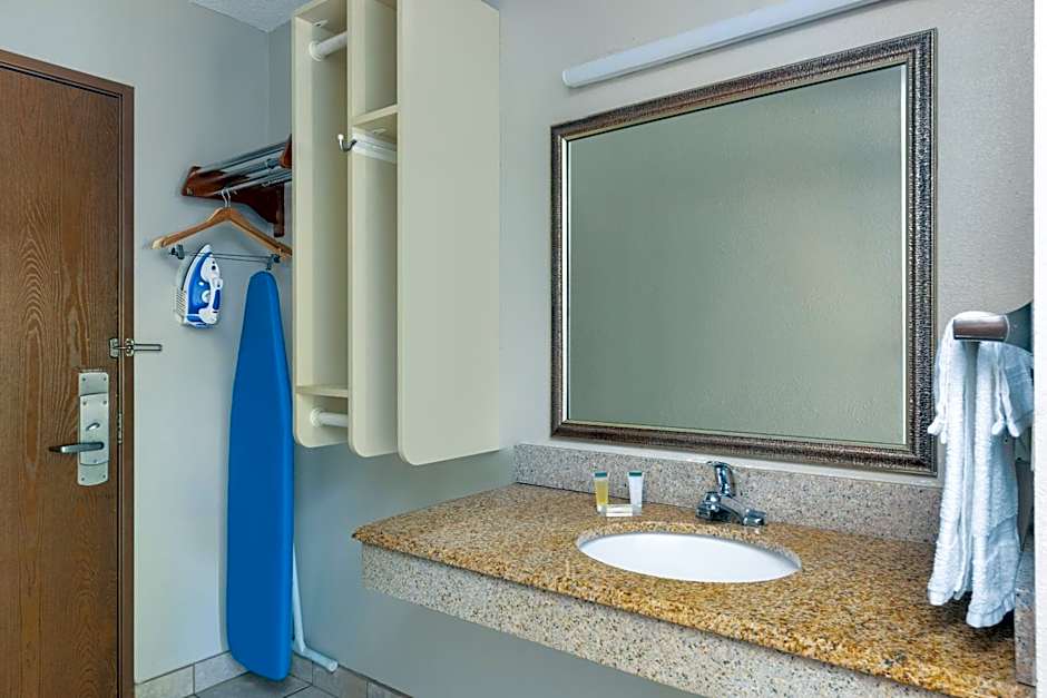Days Inn and Suites by Wyndham Kansas City South