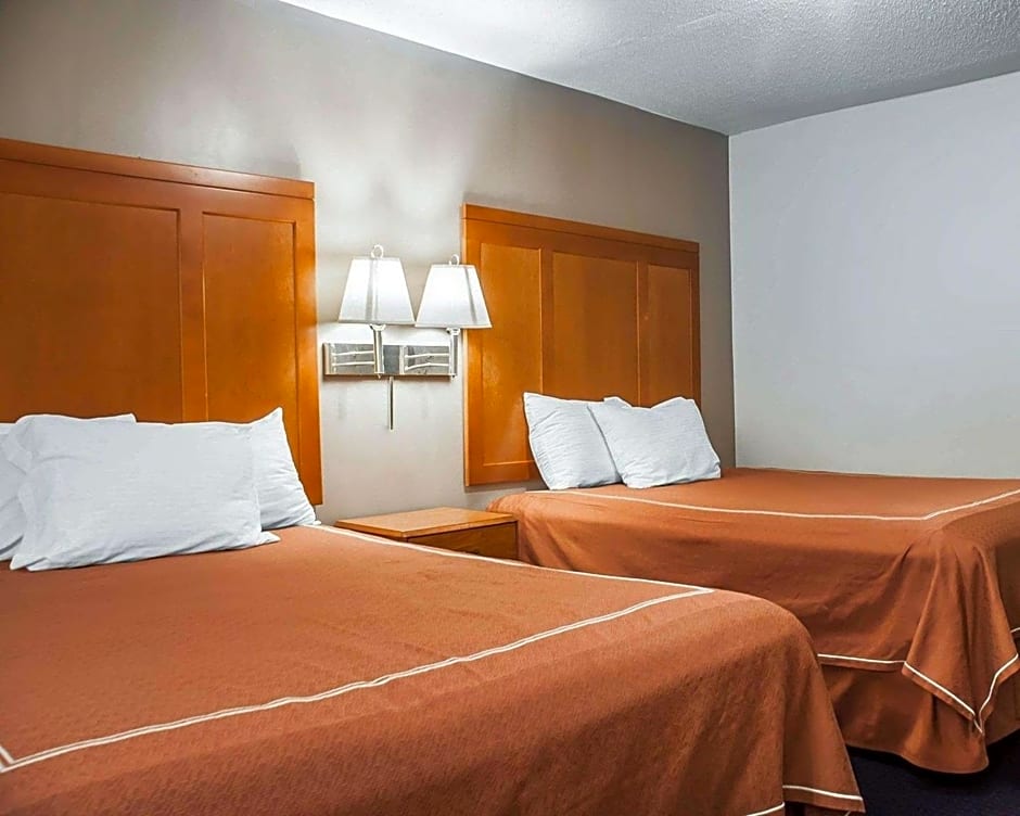 Castle Inn & Suites Niagara Falls