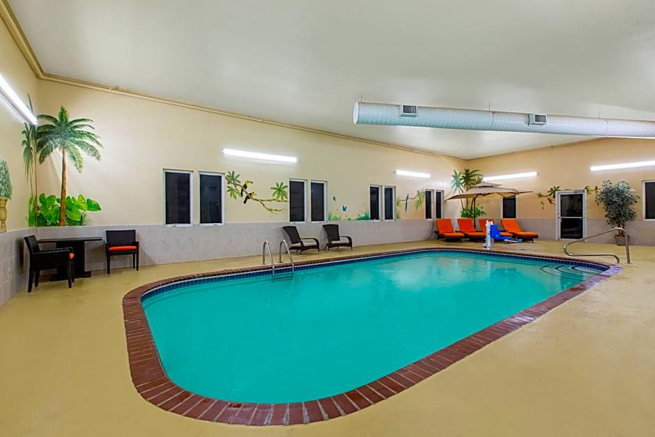 Super 8 by Wyndham Ottawa