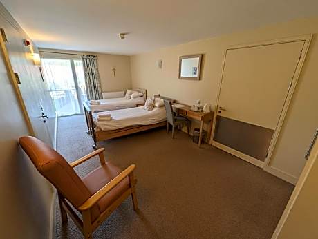 Twin Room with Shower