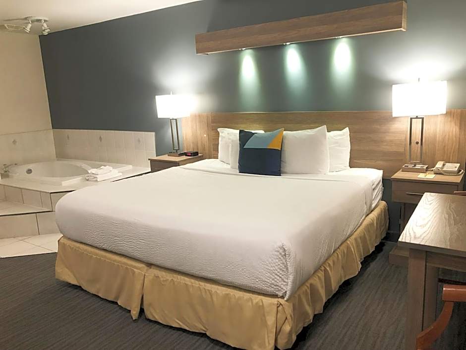 Days Inn & Suites by Wyndham Niagara Falls Centre St. By the Falls