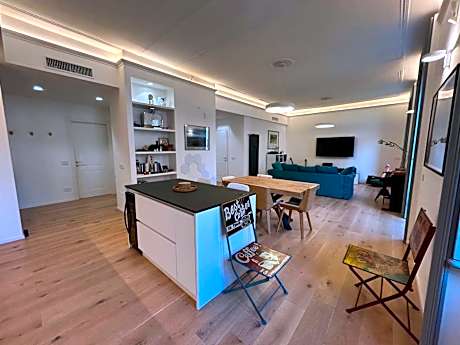 Room in Stunning Central Open Space Apartment