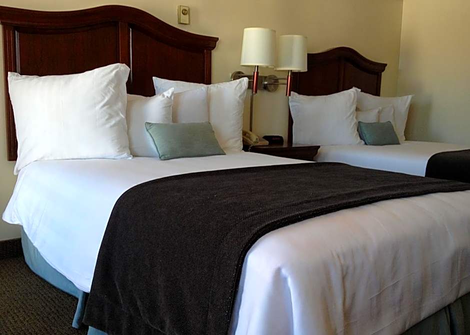 Holiday Hill Inn & Suites