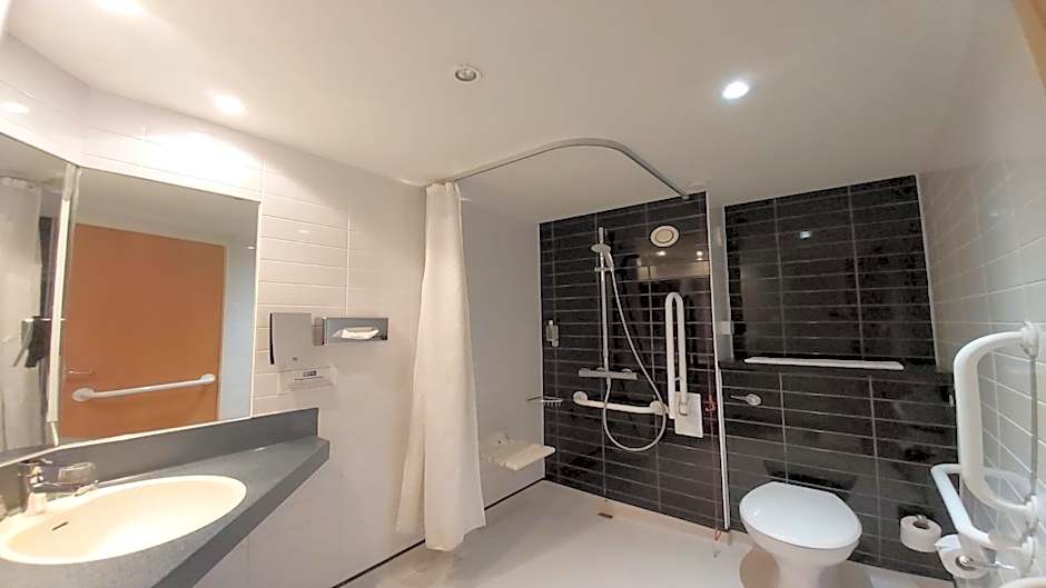 Holiday Inn Express Glenrothes By IHG