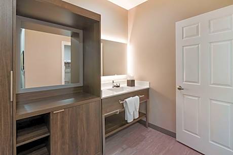 Queen Suite with Two Queen Beds and Roll-In Shower - Mobility Accessible/Kitchenette/Non-Smoking