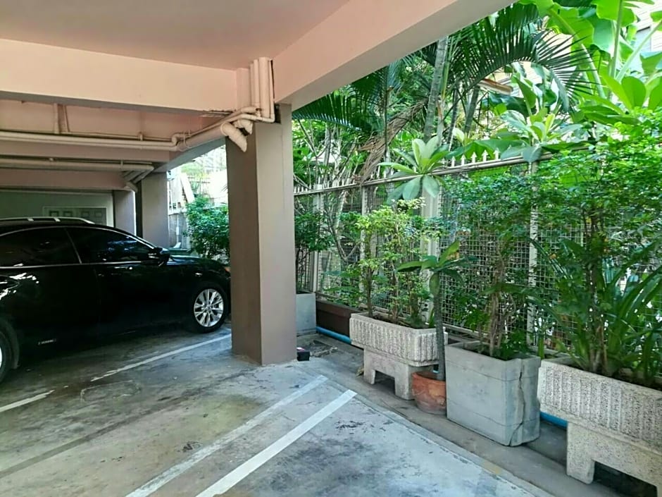 Le Vanvarothai Saladaeng Residence