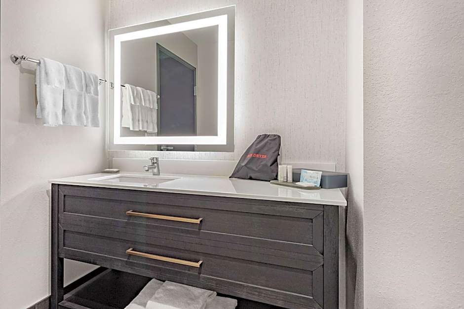 LaQuinta Suites by Wyndham South Bend Notre Dame Area