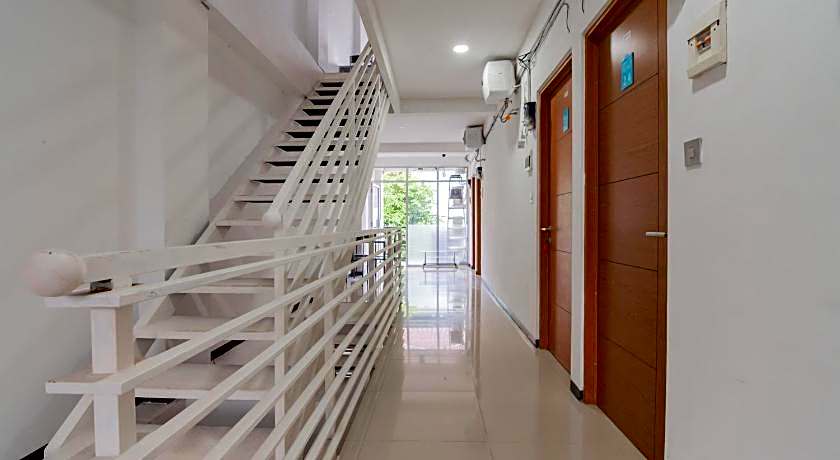 RedDoorz Syariah @ Afifah Guest House near Bikasoga Sport Center