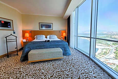 Junior King Suite with Mountain View - Non-Smoking