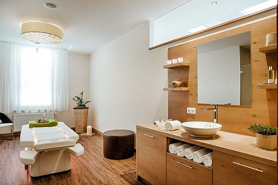 Österreichischer Hof-im Bademantel direkt in die Alpentherme