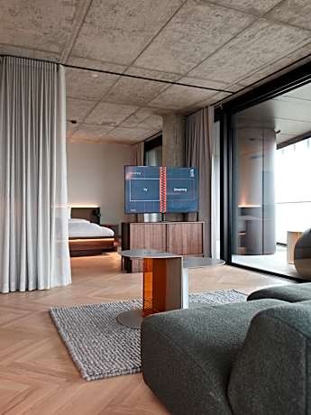 Deluxe Studio Floor 10-17