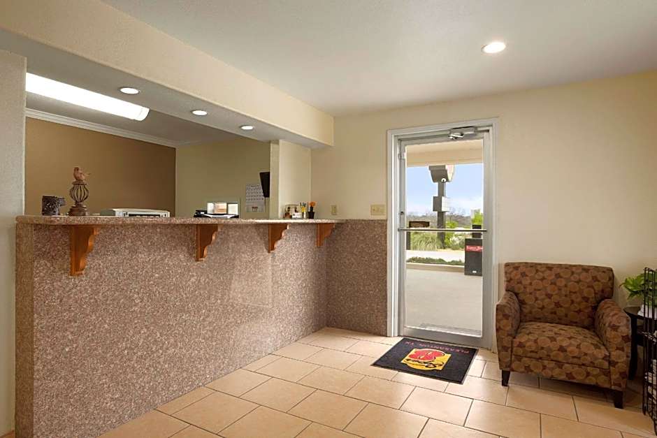 Super 8 by Wyndham Pleasanton
