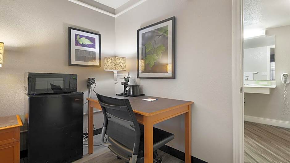 Howard Johnson by Wyndham Sacramento Downtown