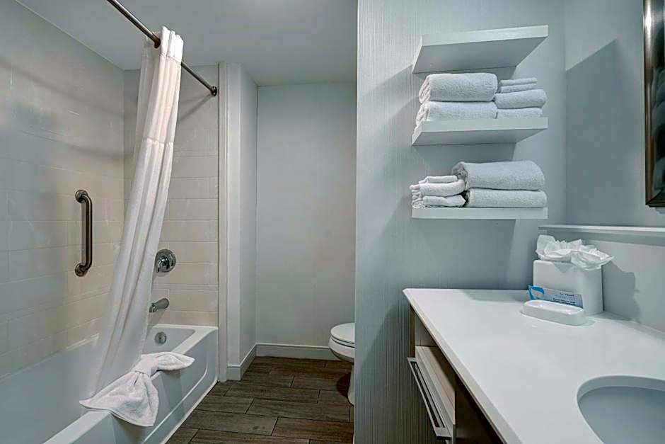 Hampton Inn By Hilton & Suites Milwaukee West