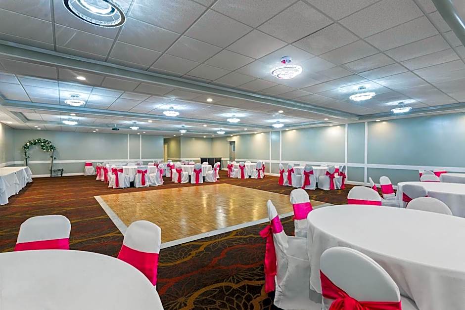 Days Inn and Suites by Wyndham Hammond, IN