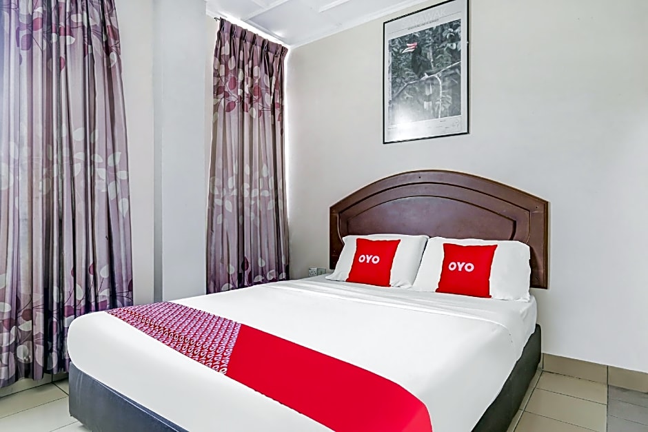 OYO 90376 Centre Point Hotel