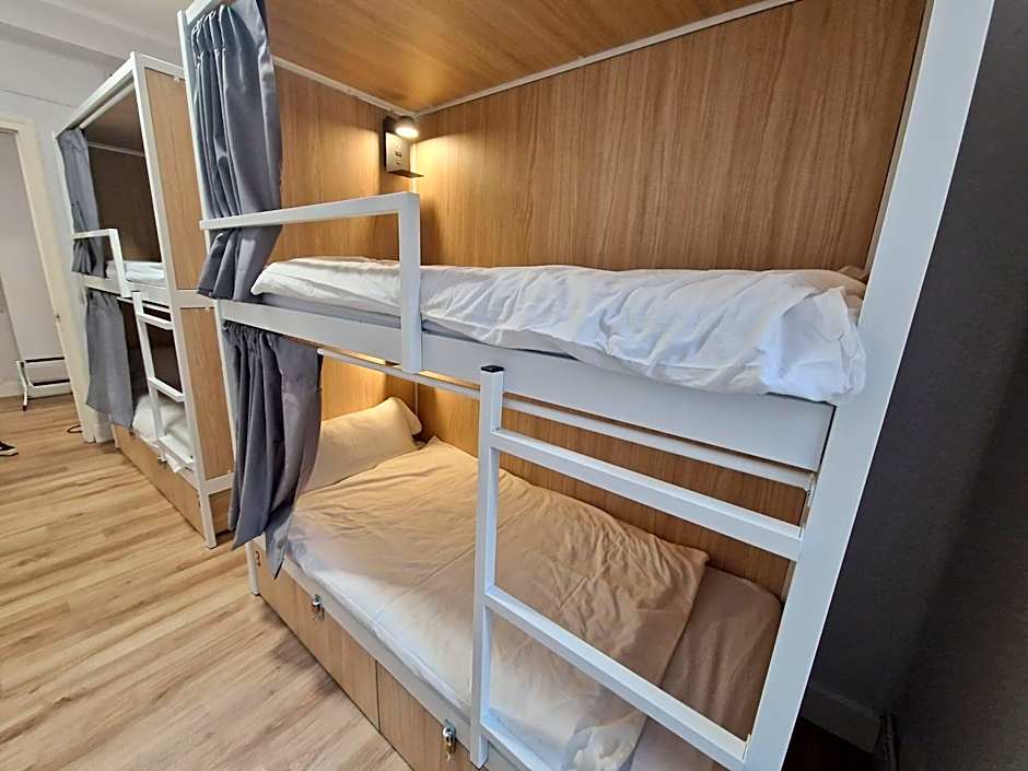 Foto 1 di 2 di Bed in 4-Bed Mixed Dormitory Room with Shared Bathroom