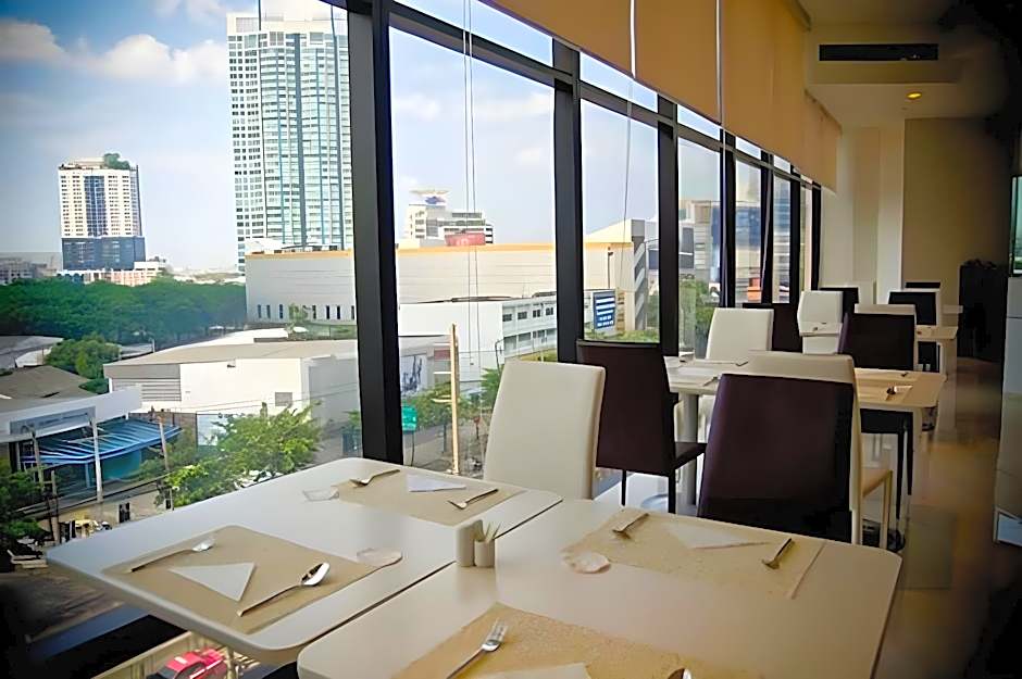 Iyarin@tuk Chang Ratchayothin Hotel