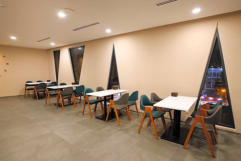 SAIGON TRAVEL LOUNGE