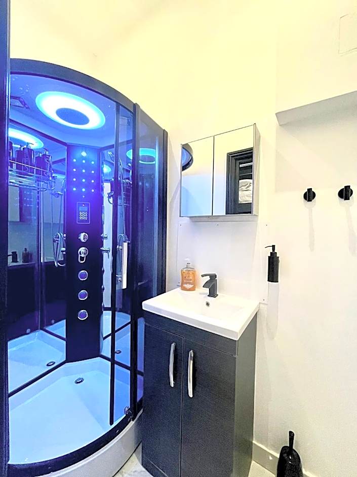 Duke and Duchess Apartments and Rooms - Private in Room Hot Tub Suites