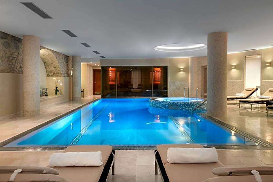 Grand Hotel Vilnius, Curio Collection by Hilton