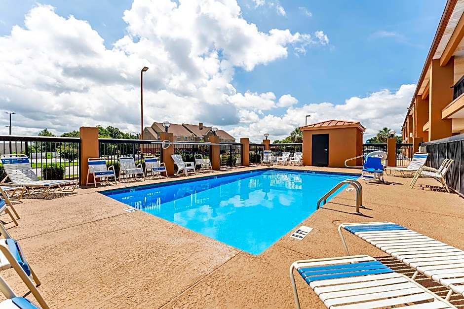 Quality Inn & Suites near Robins Air Force Base