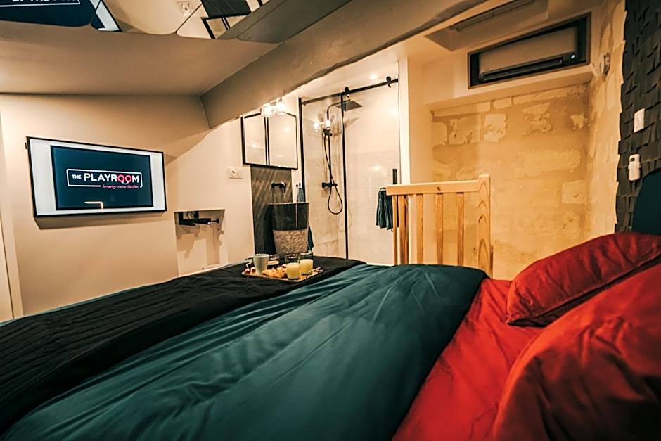 LOVE ROOM Bordeaux Playroom avec salle de jeux pour adultes et lit à eau chauffant