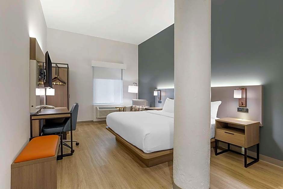 Comfort Inn & Suites Newark Liberty International Airport