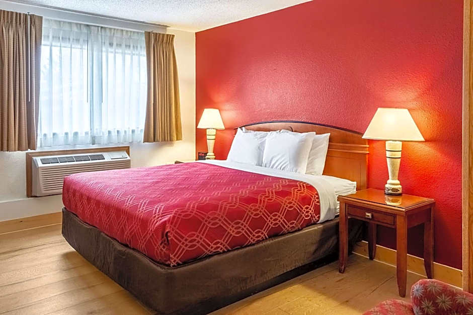 Econo Lodge Inn & Suites Madras