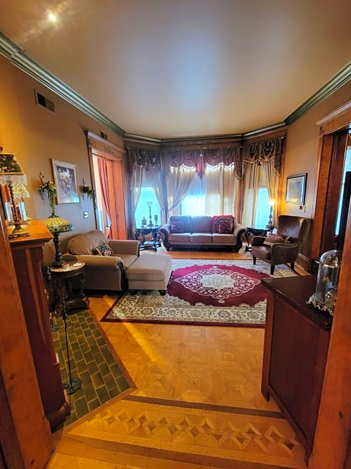 Linda Sue Manor