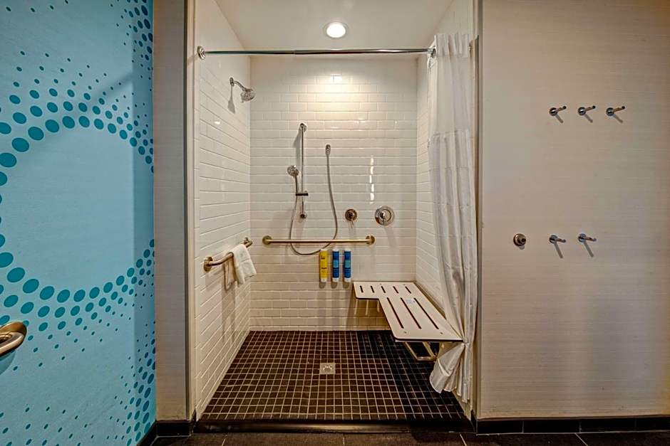 Tru by Hilton Roanoke Hollins, VA