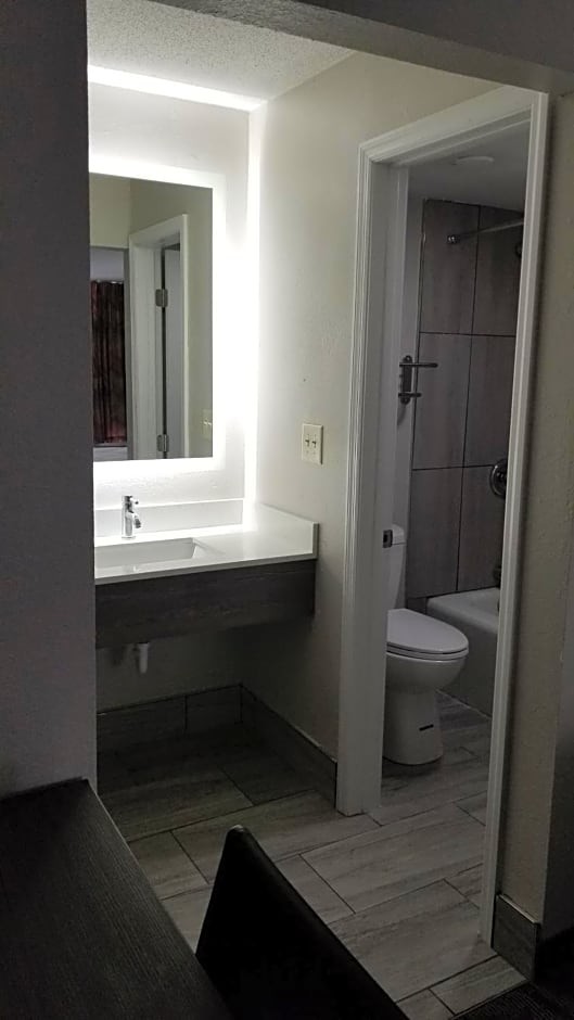 Days Inn & Suites by Wyndham Charleston Airport West