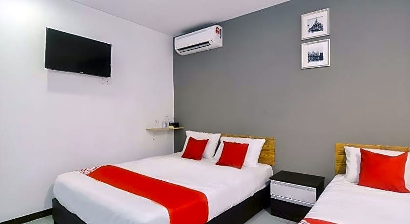 OYO 89465 Golden Lounge