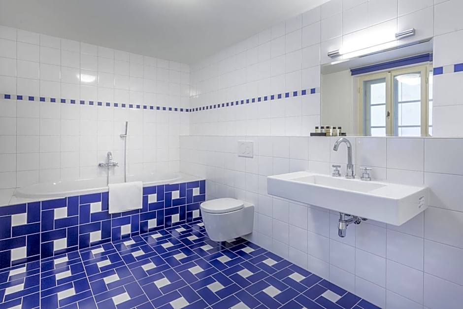 Hotel At the White Lily