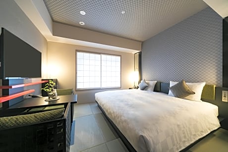 Double Wide King Bed (19sqm.)