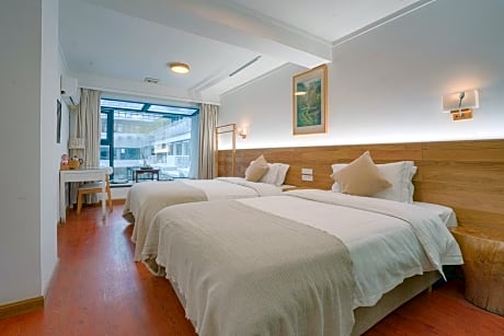 Standard Twin Room with Bow Window