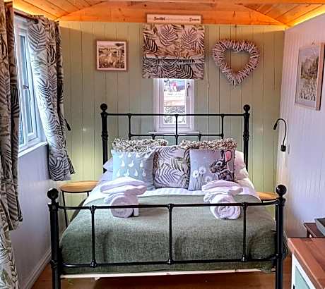 Deluxe Shepherds Hut No. 2