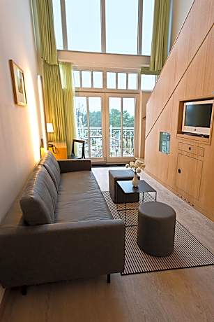 Double Room with Balcony and Side Sea View